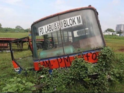 10 Potret Metro Mini yang Tergerus Zaman, Dulu Tersohor sebagai Penguasa Jalanan yang Kacau., Kaca depan penuh stiker misterius, Coretan graffiti di badan bus, Rival abadi: Kopaja, Tanda waspada: tampilan depan ekstrem, Trayek ikonik Pondok Labu–Blok M (610), Lampu malam warna-warni, Aroma khas di kabin, Trayek S640: Tanah Abang–Pasar Minggu, Tak nyaman, tapi penuh cerita, Terima kasih, Metro Mini