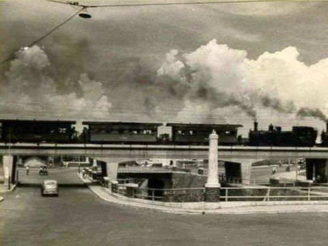 10 Potret Bandung Tempo Dulu: Lalu Lintas yang Tenang dan Suasana yang Menyejukkan Hati, Grand Preanger Hotel, Jl. Asia-Afrika, Area Depan Grand Preanger, Jalan Viaduct, Transportasi di Kawasan Dago, Simpang Braga–Naripan di Era 1970-an, Villa Lawas di Jl. Riau, Stasiun Bandung di Jl. Kebon Kawung, Pasar Kosambi Tahun 1970-an, Jl. Pasteur yang Lapang dan Rapi, Jl. Braga pada 1921