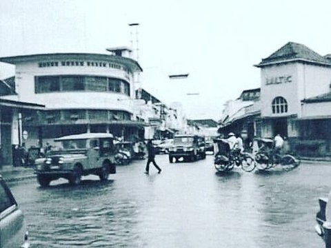 10 Potret Bandung Tempo Dulu: Lalu Lintas yang Tenang dan Suasana yang Menyejukkan Hati, Grand Preanger Hotel, Jl. Asia-Afrika, Area Depan Grand Preanger, Jalan Viaduct, Transportasi di Kawasan Dago, Simpang Braga–Naripan di Era 1970-an, Villa Lawas di Jl. Riau, Stasiun Bandung di Jl. Kebon Kawung, Pasar Kosambi Tahun 1970-an, Jl. Pasteur yang Lapang dan Rapi, Jl. Braga pada 1921