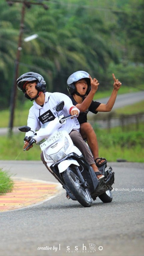 10 Aksi Cornering Motor, Miring Keren Bikin Takjub!, Yang Di Belakang Harus Tetap Tenang, Ikuti Irama Pengemudi Depan, Motor Trondolan Tampil Berani, Pembonceng Antusias Banget, Siap Ngegas di Road Race, Motor Tua Juga Masih Bisa, Gak Usah Miring Ekstrem, Titik Kumpul Sunmori? Siap!, Yang Belakang Jangan Tegang