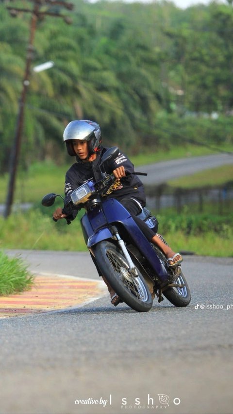 10 Aksi Cornering Motor, Miring Keren Bikin Takjub!, Yang Di Belakang Harus Tetap Tenang, Ikuti Irama Pengemudi Depan, Motor Trondolan Tampil Berani, Pembonceng Antusias Banget, Siap Ngegas di Road Race, Motor Tua Juga Masih Bisa, Gak Usah Miring Ekstrem, Titik Kumpul Sunmori? Siap!, Yang Belakang Jangan Tegang