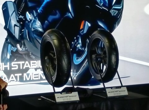 Ban Baru FDR untuk Forza &amp; XMax Ini Tahan Ribuan Kilometer, Ini Buktinya, Pola Tapak &amp; Fitur Fisik: Multistep Pattern hingga Progresif TWI, Diuji Ribuan Kilometer: Touring ke KM 0 Sabang, Kenyamanan Tinggi untuk Touring Panjang, Harga, Ketersediaan, dan Cara Pemesanan