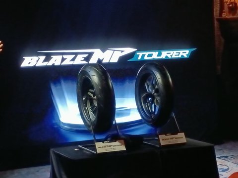 Ban Baru FDR untuk Forza &amp; XMax Ini Tahan Ribuan Kilometer, Ini Buktinya, Pola Tapak &amp; Fitur Fisik: Multistep Pattern hingga Progresif TWI, Diuji Ribuan Kilometer: Touring ke KM 0 Sabang, Kenyamanan Tinggi untuk Touring Panjang, Harga, Ketersediaan, dan Cara Pemesanan