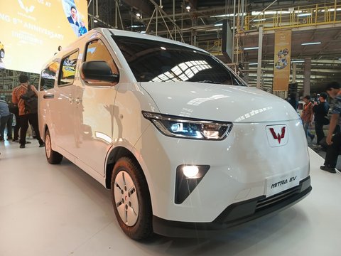 Spesifikasi dan Harga Mitra EV, Kendaraan Listrik Komersial Pertama Wuling yang Siap Bantu Bisnis, Pengembangan dan Filosofi Mitra EV, Desain Fungsional dan Kapasitas Kargo Luas, Fitur Modern untuk Keselamatan dan Efisiensi, Performa dan Ketangguhan MAGIC BATTERY, Varian, Harga, dan Target Pasar