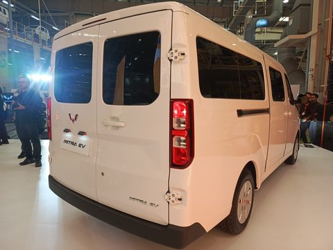Tak Hanya Binguo EV Disegarkan, Wuling Kini Tembus Segmen Niaga dengan Mitra EV, Peluncuran Mitra EV: Jawaban Wuling untuk Pasar Niaga Elektrik, Magic Battery: Andalan Teknologi Mitra EV untuk Efisiensi dan Keamanan, Produksi Lokal Siap Dimulai, Dorong Ekosistem EV Indonesia, Binguo EV Dapat Sentuhan Baru: Dari Warna Interior hingga Fitur Canggih, Strategi Wuling: Dari Niaga Hingga Keluarga, Semua untuk Memperluas EV