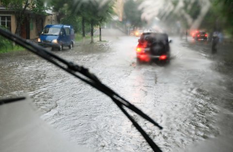 Selalu Peace of Mind Saat Musim Hujan: Tips Aman Berkendara dan Proteksi Maksimal yang Wajib Dilakukan