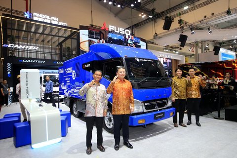 Dari 55 Tahun ke GIIAS 2025, Bagaimana Mitsubishi Fuso Ciptakan 1,5 Juta Pahlawan Logistik, Jejak Panjang Membangun Ekosistem Industri Mandiri di Indonesia, Jejak Panjang Membangun Ekosistem Industri Mandiri di Indonesia, Prestasi Gemilang: 1,5 Juta Unit Truk Sebagai Pahlawan Logistik Nasional, Lima Produk Unggulan yang Menunjukkan Kekuatan Inovasi Terdepan, Terobosan EV Mobile Charger: Solusi Inovatif untuk Era Transportasi Listrik, Fighter-X FM65F: Kekuatan Baru untuk Industri Logistik Modern