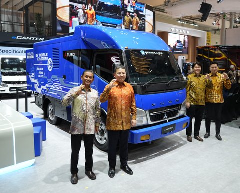 Patahkan Paradoks Elektrifikasi, Mitsubishi Fuso Jawab Dilema Fundamental Green Logistics Indonesia, Solusi yang Mengubah Aturan Main Dunia EV, Demokratisasi Akses, Operating Lease Ubah Ekonomi Adopsi, Konteks Strategis: Green Logistics sebagai Keharusan, Bukan Opsional, Implikasi Jangka Panjang, Katalis Transformasi Industri