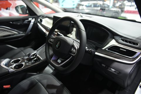 Aletra L8 EV: Supremasi Ruang MPV Listrik yang Final Soal, Supremasi Dimensi yang Terukur, Rekayasa Interior, Detail Membuat Perbedaan, AERO LINE: Ketika Personalisasi Bertemu Talenta Lokal, Spesifikasi Teknis: Keseimbangan Performa dan Efisiensi, Perbandingan Fitur dan Jaminan