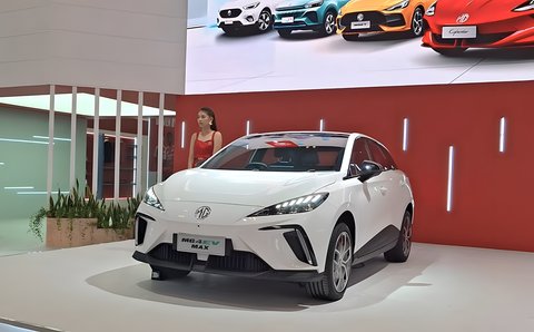 Lebih dari Sekadar Jualan Mobil, MG Tawarkan Gaya Hidup Baru di GIIAS 2025, Edisi Terbatas yang Mencuri Perhatian di GIIAS 2025, Cyberster untuk Pasar Ultra-Premium, Portofolio Lengkap, dari ICE hingga EV, Teknologi Magic Cube, Game Changer Sesungguhnya, Ekosistem Manufaktur Lokal yang Strategis, Program Penjualan yang Mengubah Permainan, MGEVC: Komunitas Sebagai Katalis Adopsi EV
