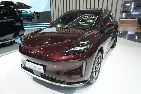 Ada Mobil Mewah Rasa Private Jet di GIIAS, Cek Fitur Rahasianya, 1. Desain Futuristik Berkelas Dunia: Perpaduan Elegansi dan Aerodinamika, 2. Interior Rasa Kabin First Class, Pengalaman Maksimal di Setiap Perjalanan, 3. Performa Kuat dan Efisiensi Luar Biasa Berkat Platform Listrik AEP, 4. Sistem Berkendara Pintar dan Fitur Keselamatan Komprehensif, 5. Investasi Masa Depan: Garansi Seumur Hidup dan Layanan Premium