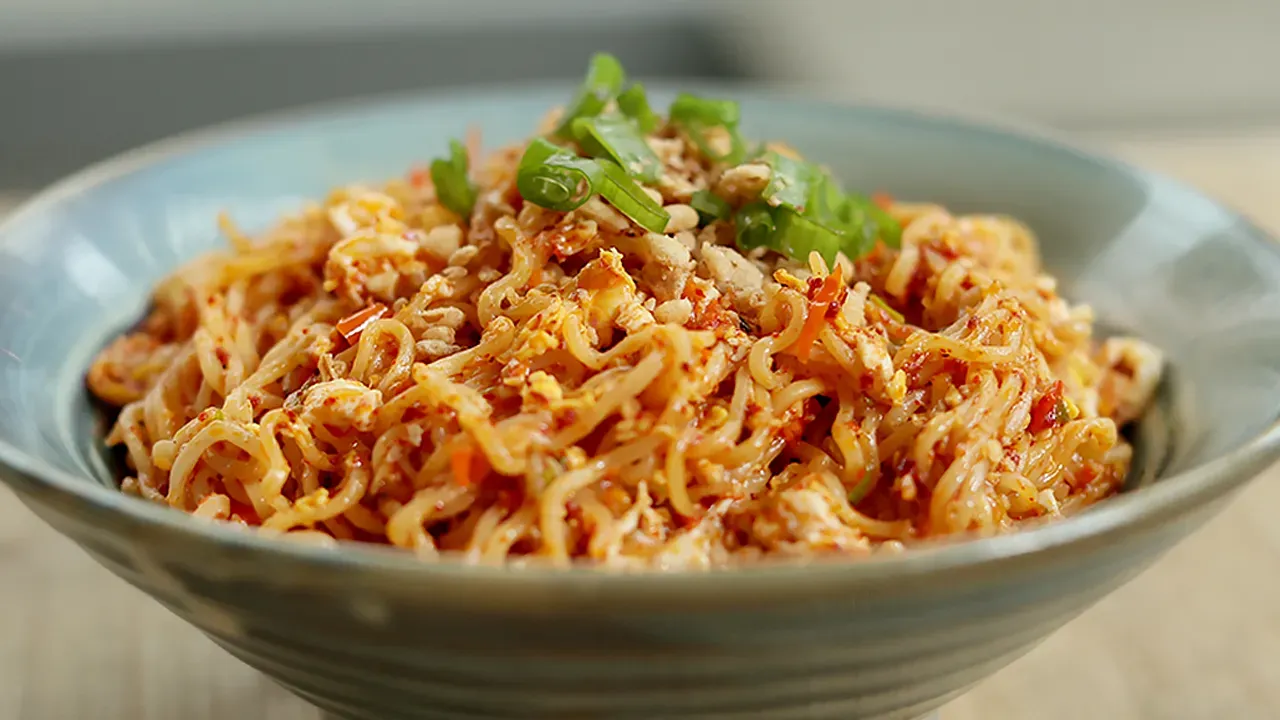 7 Kreasi Mie Instan yang Mudah Ditiru Anak Kost, 1. Mie Instan Ramen, 2. Mie Instan Asam Pedas, 3. Mie Instan Kuah Susu, 4. Omelet Mie, 5. Indomie Chili Oil, 6. Mie Instan Tek-Tek, 7. Mie Instan Dog-Dog