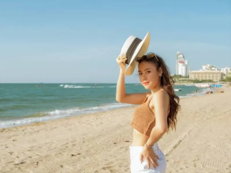13 Rekomendasi Outfit ke Pantai agar Terlihat Fashionable, Sundress, Kemeja dan Celana Pendek, Long Outer Warna Netral, Topi Lebar, Tank Top dan Rok, Dress Terusan Simpel, Jumpsuit, Kaus Oversized dan Celana Pendek, Cardigan Bohemian, Rok Motif, Two Piece Off Shoulder Dress, Kulot Putih, Maxi Dress Motif Floral