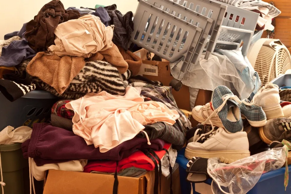 Rencanakan dan Persiapkan Alat yang Dibutuhkan, Singkirkan Barang-barang yang Tidak Diperlukan, Rapikan Tempat Tidur Setelah Bangun, Sediakan Tempat Pakaian Kotor, Sapu Kamar Secara Rutin, Pel Lantai Kamar, Bersihkan Debu di Langit-langit/Dinding, Bersihkan Jendela dan Cermin, Jangan Lupakan Kamar Mandi, Bersihkan Meja Kerja dan Lemari
