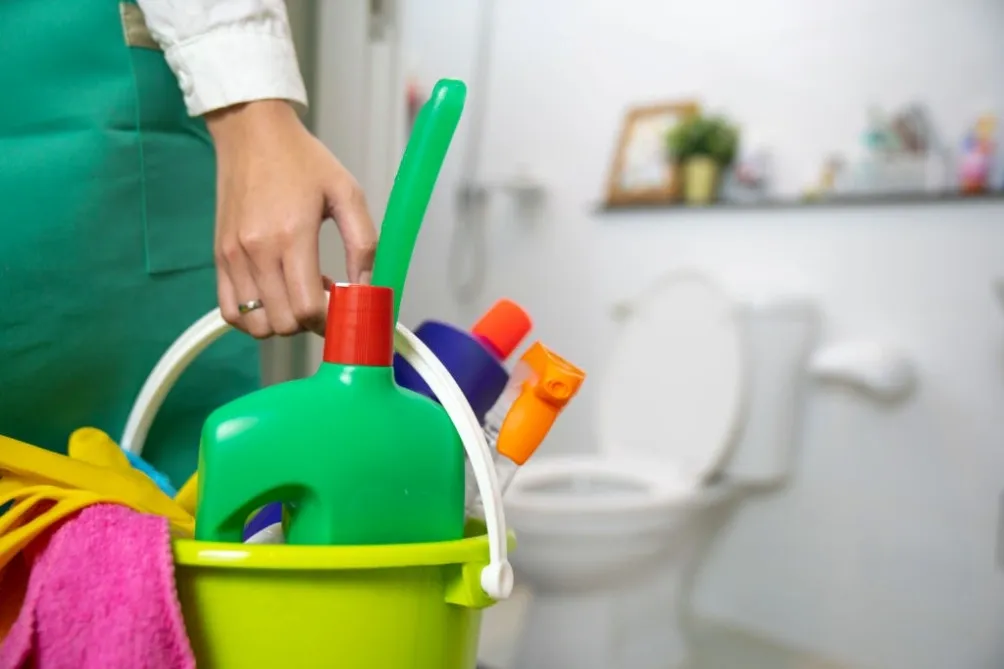 Rencanakan dan Persiapkan Alat yang Dibutuhkan, Singkirkan Barang-barang yang Tidak Diperlukan, Rapikan Tempat Tidur Setelah Bangun, Sediakan Tempat Pakaian Kotor, Sapu Kamar Secara Rutin, Pel Lantai Kamar, Bersihkan Debu di Langit-langit/Dinding, Bersihkan Jendela dan Cermin, Jangan Lupakan Kamar Mandi, Bersihkan Meja Kerja dan Lemari