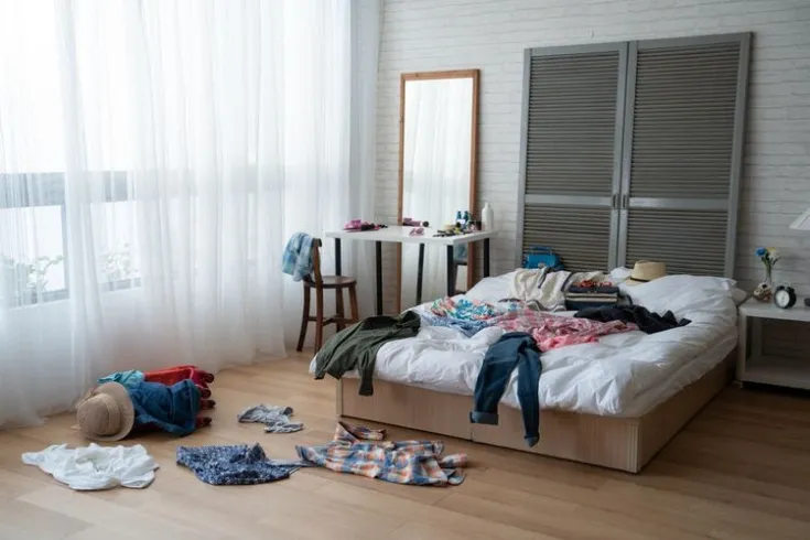 Rencanakan dan Persiapkan Alat yang Dibutuhkan, Singkirkan Barang-barang yang Tidak Diperlukan, Rapikan Tempat Tidur Setelah Bangun, Sediakan Tempat Pakaian Kotor, Sapu Kamar Secara Rutin, Pel Lantai Kamar, Bersihkan Debu di Langit-langit/Dinding, Bersihkan Jendela dan Cermin, Jangan Lupakan Kamar Mandi, Bersihkan Meja Kerja dan Lemari