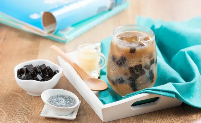 Iced Lemonade, Lychee Mojito, Infused Water, Es Semangka Susu, Yakult Mojito, Es Kuwut, Strawberry Matcha Almond Latte, Es Kopi Float, Es Timun Jeruk Nipis, Oreo Smoothies, Es Jelly Cappucino, Choco Ice Blend, Brown Sugar Boba Milk Tea, Cincau Milk Tea, Matcha Cheese Tea, Lychee Tea, Mango Lessi, Lemon Squash, Es Susu Regal, Korean Strawberry Milk