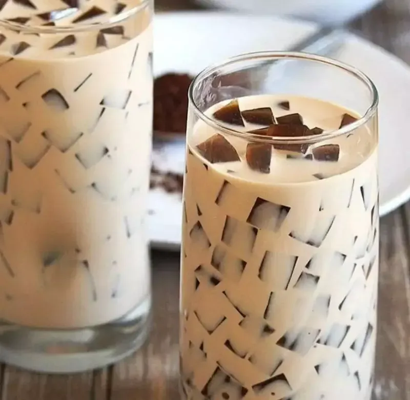 Iced Lemonade, Lychee Mojito, Infused Water, Es Semangka Susu, Yakult Mojito, Es Kuwut, Strawberry Matcha Almond Latte, Es Kopi Float, Es Timun Jeruk Nipis, Oreo Smoothies, Es Jelly Cappucino, Choco Ice Blend, Brown Sugar Boba Milk Tea, Cincau Milk Tea, Matcha Cheese Tea, Lychee Tea, Mango Lessi, Lemon Squash, Es Susu Regal, Korean Strawberry Milk