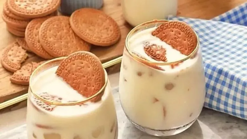 Iced Lemonade, Lychee Mojito, Infused Water, Es Semangka Susu, Yakult Mojito, Es Kuwut, Strawberry Matcha Almond Latte, Es Kopi Float, Es Timun Jeruk Nipis, Oreo Smoothies, Es Jelly Cappucino, Choco Ice Blend, Brown Sugar Boba Milk Tea, Cincau Milk Tea, Matcha Cheese Tea, Lychee Tea, Mango Lessi, Lemon Squash, Es Susu Regal, Korean Strawberry Milk