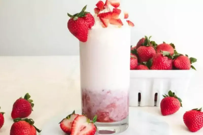 Iced Lemonade, Lychee Mojito, Infused Water, Es Semangka Susu, Yakult Mojito, Es Kuwut, Strawberry Matcha Almond Latte, Es Kopi Float, Es Timun Jeruk Nipis, Oreo Smoothies, Es Jelly Cappucino, Choco Ice Blend, Brown Sugar Boba Milk Tea, Cincau Milk Tea, Matcha Cheese Tea, Lychee Tea, Mango Lessi, Lemon Squash, Es Susu Regal, Korean Strawberry Milk