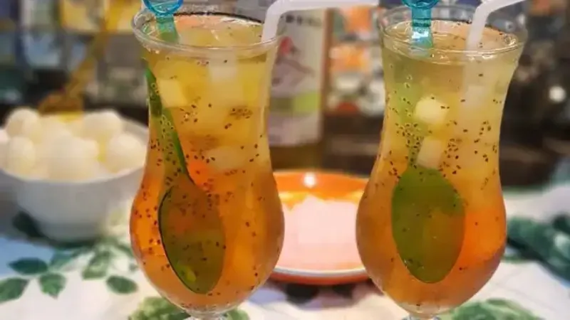 Iced Lemonade, Lychee Mojito, Infused Water, Es Semangka Susu, Yakult Mojito, Es Kuwut, Strawberry Matcha Almond Latte, Es Kopi Float, Es Timun Jeruk Nipis, Oreo Smoothies, Es Jelly Cappucino, Choco Ice Blend, Brown Sugar Boba Milk Tea, Cincau Milk Tea, Matcha Cheese Tea, Lychee Tea, Mango Lessi, Lemon Squash, Es Susu Regal, Korean Strawberry Milk