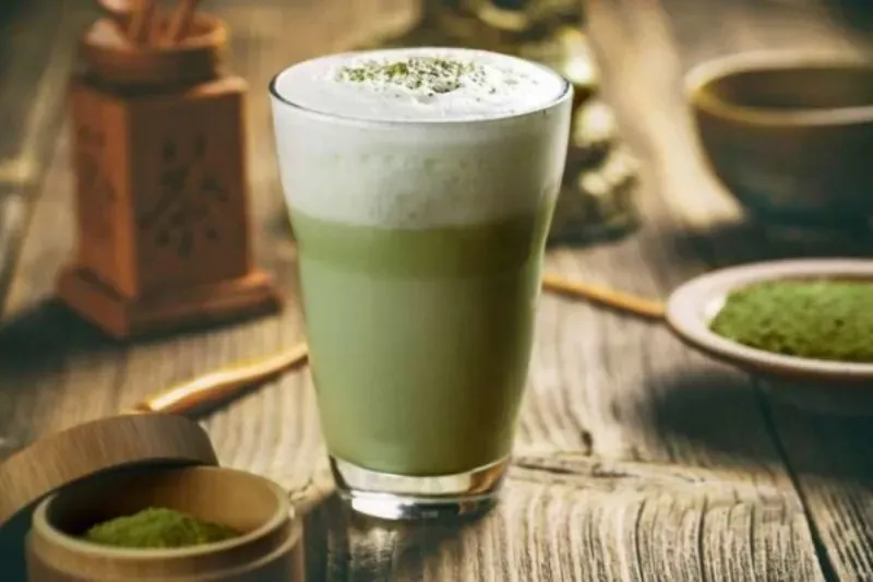 Iced Lemonade, Lychee Mojito, Infused Water, Es Semangka Susu, Yakult Mojito, Es Kuwut, Strawberry Matcha Almond Latte, Es Kopi Float, Es Timun Jeruk Nipis, Oreo Smoothies, Es Jelly Cappucino, Choco Ice Blend, Brown Sugar Boba Milk Tea, Cincau Milk Tea, Matcha Cheese Tea, Lychee Tea, Mango Lessi, Lemon Squash, Es Susu Regal, Korean Strawberry Milk