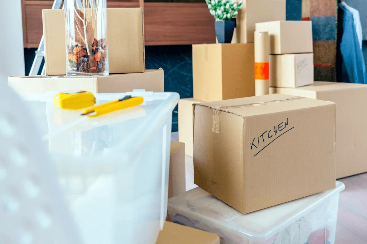 1. Cari dan Survey Kost Pengganti, 2. Buat List Barang-Barang yang Dipindah, 3. Buang/Sumbangkan Barang Tak Terpakai, 4. Kemas Baju dan Alat Mandi di Koper, 5. Packing Barang dengan Kardus, 6. Cari Jasa Angkut atau Pindahan, 7. Unpack Barang Segera