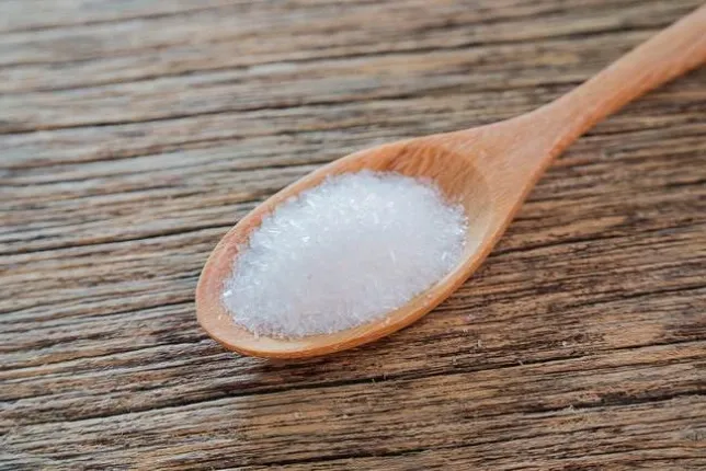 Rendam dengan Air Panas dan Deterjen, Gunakan Cairan Pemutih, Campuran Vetsin dan Deterjen, Siram dengan Air Soda, Coba dengan Sari Belimbing Wuluh, Air Perasan Jeruk Nipis, Gunakan Tepung Maizena, Air Cuka, Semprotkan dengan Hairspray, Tuangkan Cairan Alkohol