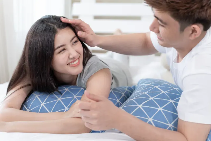 Definisi Physical Touch, Ciri-Ciri Love Language Physical Touch, Contoh Perilaku Physical Touch, Cara Mengekspresikan Cinta dengan Physical Touch