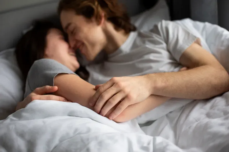 Definisi Physical Touch, Ciri-Ciri Love Language Physical Touch, Contoh Perilaku Physical Touch, Cara Mengekspresikan Cinta dengan Physical Touch