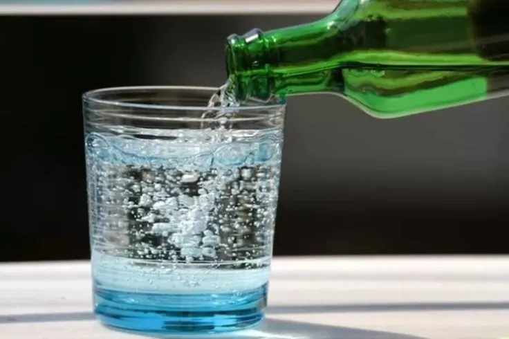 Rendam dengan Air Panas dan Deterjen, Gunakan Cairan Pemutih, Campuran Vetsin dan Deterjen, Siram dengan Air Soda, Coba dengan Sari Belimbing Wuluh, Air Perasan Jeruk Nipis, Gunakan Tepung Maizena, Air Cuka, Semprotkan dengan Hairspray, Tuangkan Cairan Alkohol
