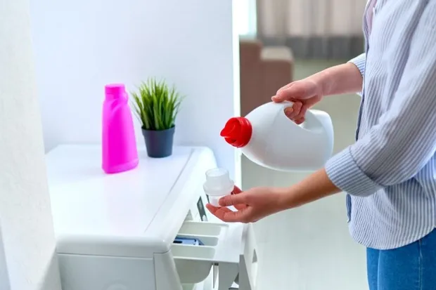 Rendam dengan Air Panas dan Deterjen, Gunakan Cairan Pemutih, Campuran Vetsin dan Deterjen, Siram dengan Air Soda, Coba dengan Sari Belimbing Wuluh, Air Perasan Jeruk Nipis, Gunakan Tepung Maizena, Air Cuka, Semprotkan dengan Hairspray, Tuangkan Cairan Alkohol