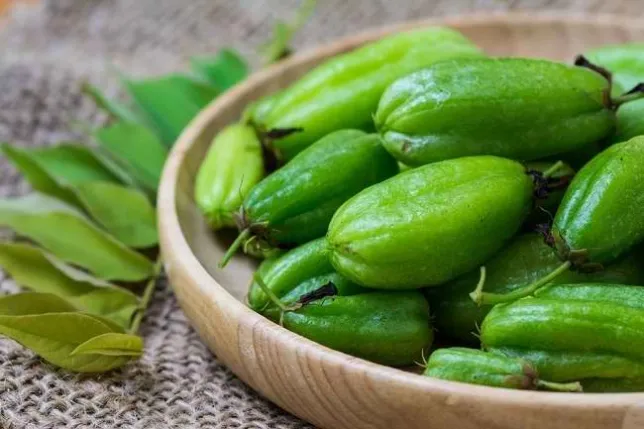Rendam dengan Air Panas dan Deterjen, Gunakan Cairan Pemutih, Campuran Vetsin dan Deterjen, Siram dengan Air Soda, Coba dengan Sari Belimbing Wuluh, Air Perasan Jeruk Nipis, Gunakan Tepung Maizena, Air Cuka, Semprotkan dengan Hairspray, Tuangkan Cairan Alkohol