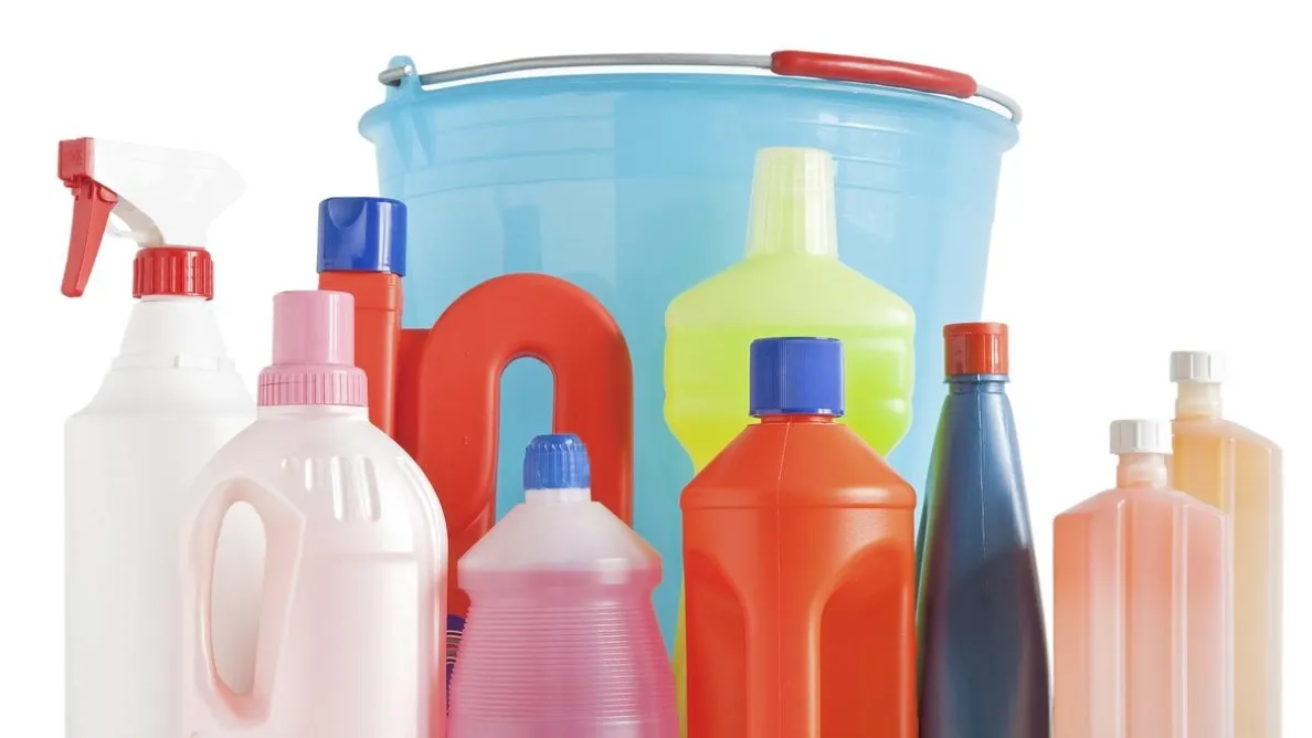 Rendam dengan Air Panas dan Deterjen, Gunakan Cairan Pemutih, Campuran Vetsin dan Deterjen, Siram dengan Air Soda, Coba dengan Sari Belimbing Wuluh, Air Perasan Jeruk Nipis, Gunakan Tepung Maizena, Air Cuka, Semprotkan dengan Hairspray, Tuangkan Cairan Alkohol