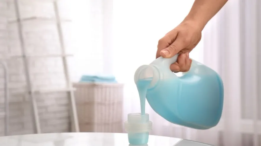 Rendam dengan Air Panas dan Deterjen, Gunakan Cairan Pemutih, Campuran Vetsin dan Deterjen, Siram dengan Air Soda, Coba dengan Sari Belimbing Wuluh, Air Perasan Jeruk Nipis, Gunakan Tepung Maizena, Air Cuka, Semprotkan dengan Hairspray, Tuangkan Cairan Alkohol