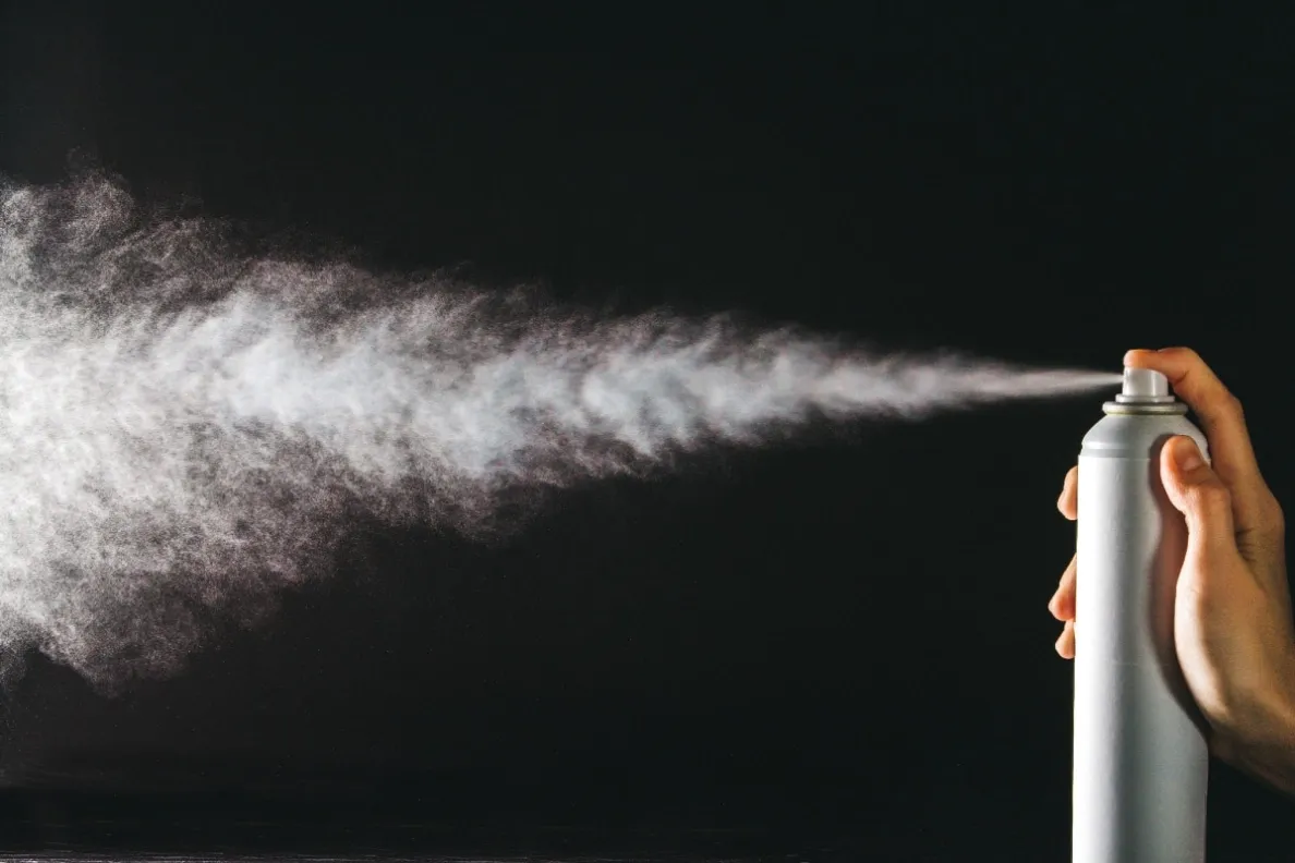 Rendam dengan Air Panas dan Deterjen, Gunakan Cairan Pemutih, Campuran Vetsin dan Deterjen, Siram dengan Air Soda, Coba dengan Sari Belimbing Wuluh, Air Perasan Jeruk Nipis, Gunakan Tepung Maizena, Air Cuka, Semprotkan dengan Hairspray, Tuangkan Cairan Alkohol