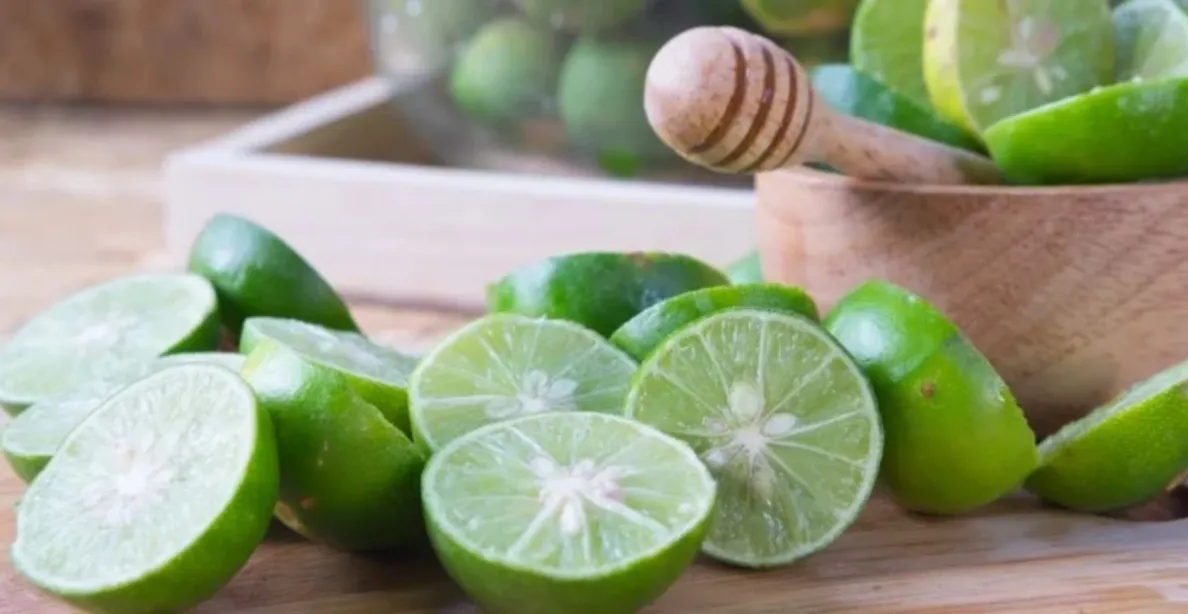 Rendam dengan Air Panas dan Deterjen, Gunakan Cairan Pemutih, Campuran Vetsin dan Deterjen, Siram dengan Air Soda, Coba dengan Sari Belimbing Wuluh, Air Perasan Jeruk Nipis, Gunakan Tepung Maizena, Air Cuka, Semprotkan dengan Hairspray, Tuangkan Cairan Alkohol