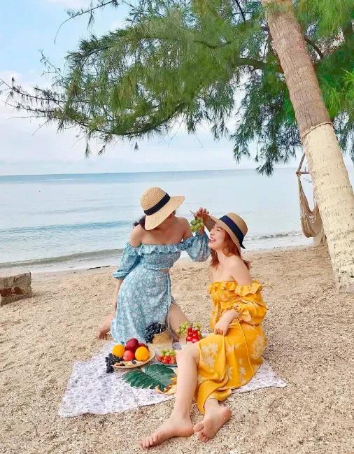 Sundress, Kemeja dan Celana Pendek, Long Outer Warna Netral, Topi Lebar, Tank Top dan Rok, Dress Terusan Simpel, Jumpsuit, Kaus Oversized dan Celana Pendek, Cardigan Bohemian, Rok Motif, Two Piece Off Shoulder Dress, Kulot Putih, Maxi Dress Motif Floral