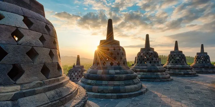 Berlibur ke Destinasi Musim Dingin, Staycation di Dalam Negeri, Backpackeran, Bermain di Waterboom, Menikmati Suasana Pantai, Menonton Konser, Piknik di Taman, Wisata Budaya dan Sejarah, Menyantap Hidangan Musim Dingin, Merayakan dengan Keluarga dan Teman