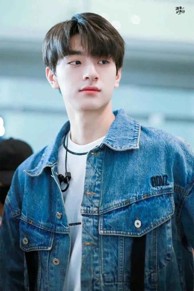 10 Inspirasi Model Rambut Mandarin Untuk Tahun Baru Imlek, 1. High and Tight Haircut, 2. Two Block, 3. Slicked-back Undercut, 4. Comma Hair, 5. Taper Fade, 6. Fluffy Hair, 7. Curtain Haircut / Curtain Bangs, 8. Mullet Hair, 9. Mandarin Haircut, 10. Buzz Cut, 11. Medium Length Haircut, 12. French Crop, 13. Layered Bowl Cut, 14. Ivy League Cut, 15. Pompadour Hairstyle
