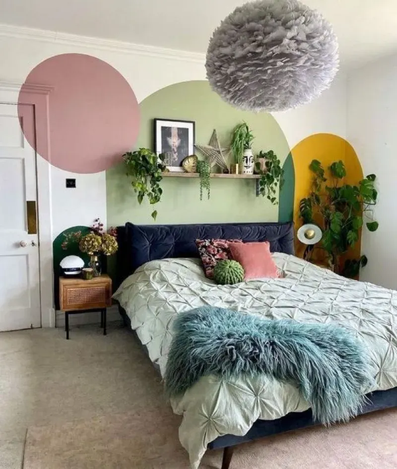 1. Kombinasi Tekstur Japandi, 2. Minimalis dengan Set Furnitur Kayu, 3. Desain Biophilic yang Dekat dengan Alam, 4. Semi Industrial yang Minimalis, 5. Penggunaan Lengkungan ala Renaisans, 6. Mural Berkonsep Tropical, 7. Tren Warna Viva Magenta, 8. Permainan Palet Earthy Tone, 9. Kamar Loteng Unsur Monokromatik, 10. Floral yang Feminin Masih Digemari