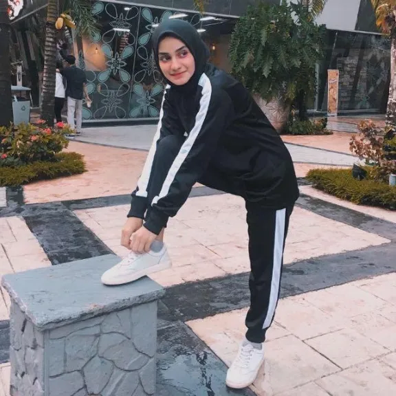 Pakaian Lapisan/Dalaman, Jaket Gunung, Sweater atau Fleece, Legging dan Parka, Celana Training dan Kaos, Kaos atau Kemeja Flanel , Celana Kargo, Sepatu Gunung, Buff, Syal, dan Beanie, Kacamata dan Topi