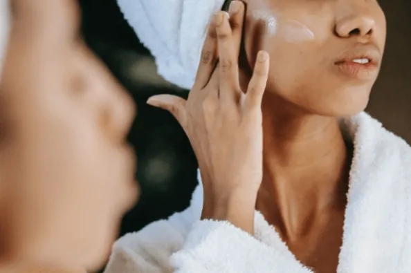 6 Urutan Skincare Malam untuk Kulit Sehat, Face Cleanser/Makeup Remover, Face Wash, Toner, Toner Eksfoliasi (2-3 kali Seminggu), Serum dan Produk Perawatan Tambahan, Moisturizer