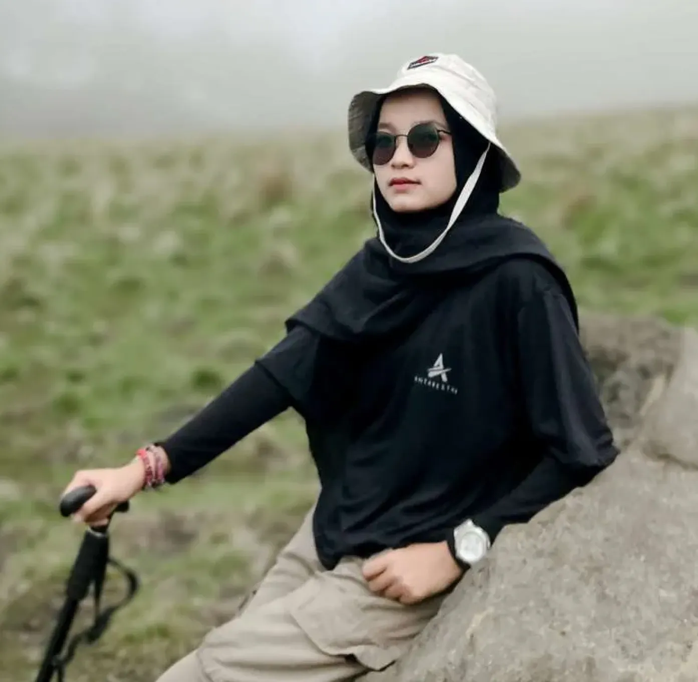 Pakaian Lapisan/Dalaman, Jaket Gunung, Sweater atau Fleece, Legging dan Parka, Celana Training dan Kaos, Kaos atau Kemeja Flanel , Celana Kargo, Sepatu Gunung, Buff, Syal, dan Beanie, Kacamata dan Topi