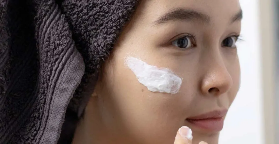 Pilih Jenis Sunscreen yang Kamu Suka, Gunakan Minimal SPF 30, Reapply Setiap 2-3 Jam Sekali, Hindari SPF di atas 50, Gunakan Sunscreen Setelah Pelembap, Gunakan Sunscreen dalam Takaran yang Cukup, Melindungi dari Radiasi UVA dan UVB, Mencegah Sunburn, Mengurangi Risiko Kanker Kulit, Mencegah Penuaan Dini, Menjaga Kulit Tetap Sehat