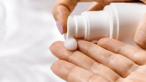 Pilih Jenis Sunscreen yang Kamu Suka, Gunakan Minimal SPF 30, Reapply Setiap 2-3 Jam Sekali, Hindari SPF di atas 50, Gunakan Sunscreen Setelah Pelembap, Gunakan Sunscreen dalam Takaran yang Cukup, Melindungi dari Radiasi UVA dan UVB, Mencegah Sunburn, Mengurangi Risiko Kanker Kulit, Mencegah Penuaan Dini, Menjaga Kulit Tetap Sehat