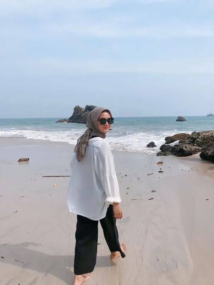 Crop Top dan Celana Pendek, Celana Panjang dan Kemeja Oversize, Jumpsuit/Overall, Summer Dress, Sweater atau Fleece, Bikini Cover , Mini Skirt dan Kaos , Celana Jeans dan Cardigan, Celana Legging dan Tanktop