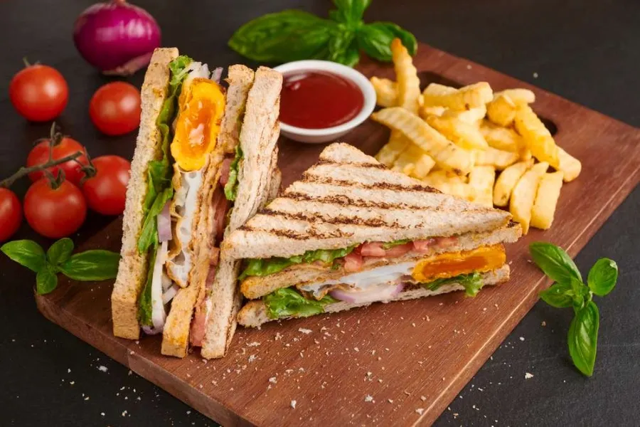 Nasi Goreng Ayam, Chicken Wrap, Sandwich Telur, Mie Goreng Seafood, Nasi Goreng Kimchi, Ayam Saus Madu, Tumis Buncis Daging Sapi, Udang Saus Mentega, Cumi Goreng Tepung, Sandwich Tuna