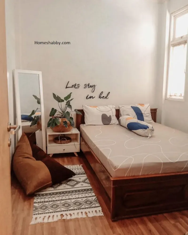 1. Penuhi Area Dinding dengan Karya Seni, 2. Sentuhan Elegan dengan Cermin Lantai, 3. Gunakan Rak Susun Kayu, 4. Artwork Sebagai Vocal Point, 5. Desain Japandi yang Stylish, 6. Area Balkon yang Nyaman, 7. Gaya Boho dan Tumbuhan Hijau, 8. Aksen Panel Kayu, 9. Skema Warna Cokelat, 10. Permainan Pola, 11. Jendela Besar Berestetika Klasik, 12. Bean Bag untuk Bersantai, 13. Elegansi Gaya New York Klasik, 14. Kasur Lantai Bertema Serba Putih, 15. Harmonisasi Warna Pastel