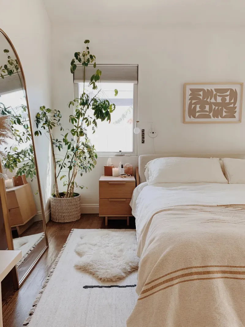 1. Penuhi Area Dinding dengan Karya Seni, 2. Sentuhan Elegan dengan Cermin Lantai, 3. Gunakan Rak Susun Kayu, 4. Artwork Sebagai Vocal Point, 5. Desain Japandi yang Stylish, 6. Area Balkon yang Nyaman, 7. Gaya Boho dan Tumbuhan Hijau, 8. Aksen Panel Kayu, 9. Skema Warna Cokelat, 10. Permainan Pola, 11. Jendela Besar Berestetika Klasik, 12. Bean Bag untuk Bersantai, 13. Elegansi Gaya New York Klasik, 14. Kasur Lantai Bertema Serba Putih, 15. Harmonisasi Warna Pastel